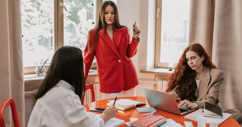 Woman-talking-to-friends